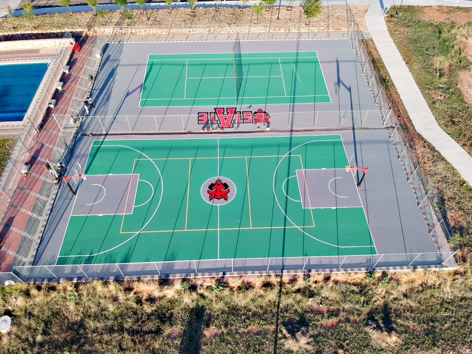 CONSTRUIMOS TU CANCHA DE BASQUETBOL EN TIEMPO RECORD.