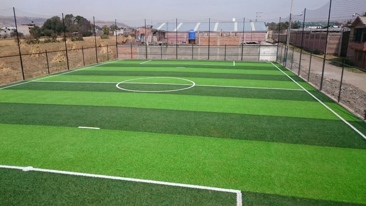 Pasto sintético e instalación profesional para canchas deportivas en México