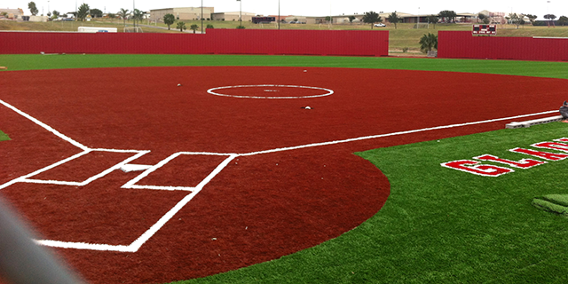 campo de softball con pasto sintetico