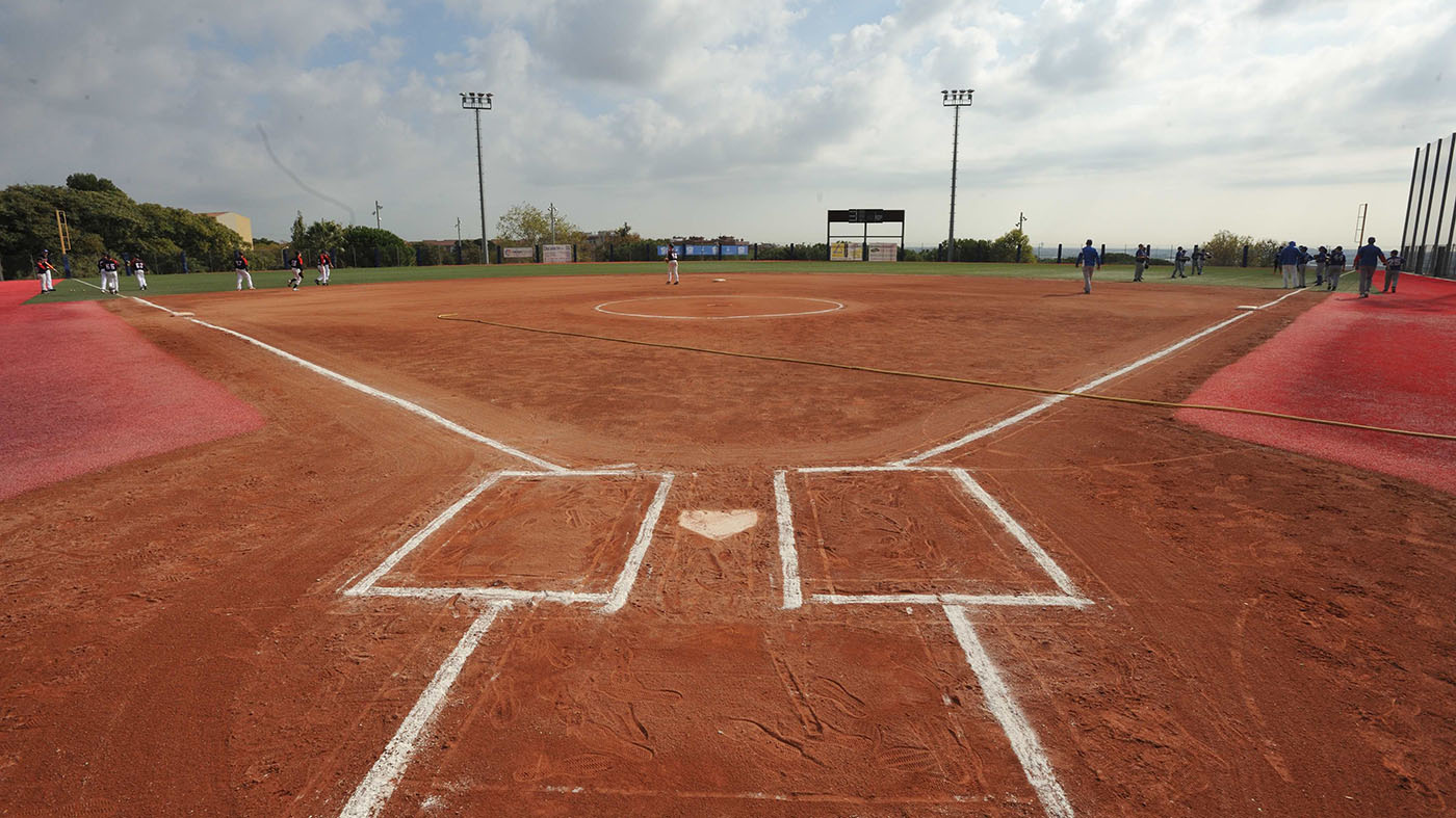 campo de softbol con pasto sintetico