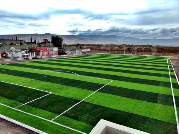 cancha de futbol con pasto sintetico