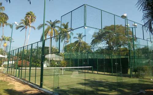 cancha de padel con pasto sintetico