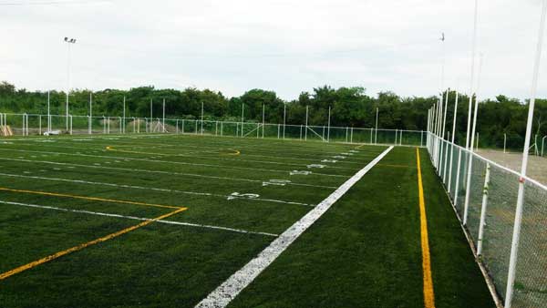 cancha de tochito bandera con pasto sintetico