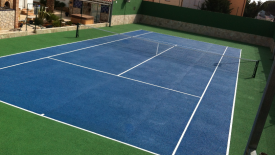 cancha de tenis con pasto sintetico