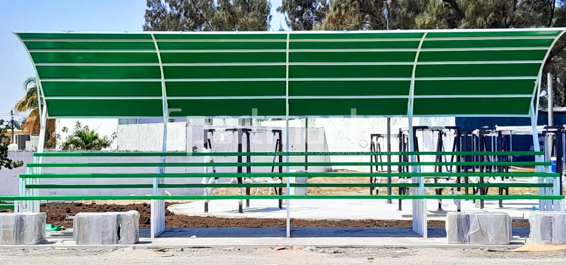 Complementamos tus Canchas Deportivas con Nuestras Gradas y Bancas Profesionales para Canchas de Fútbol.