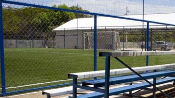 Malla ciclónica, postes y red perimetral para canchas de fútbol